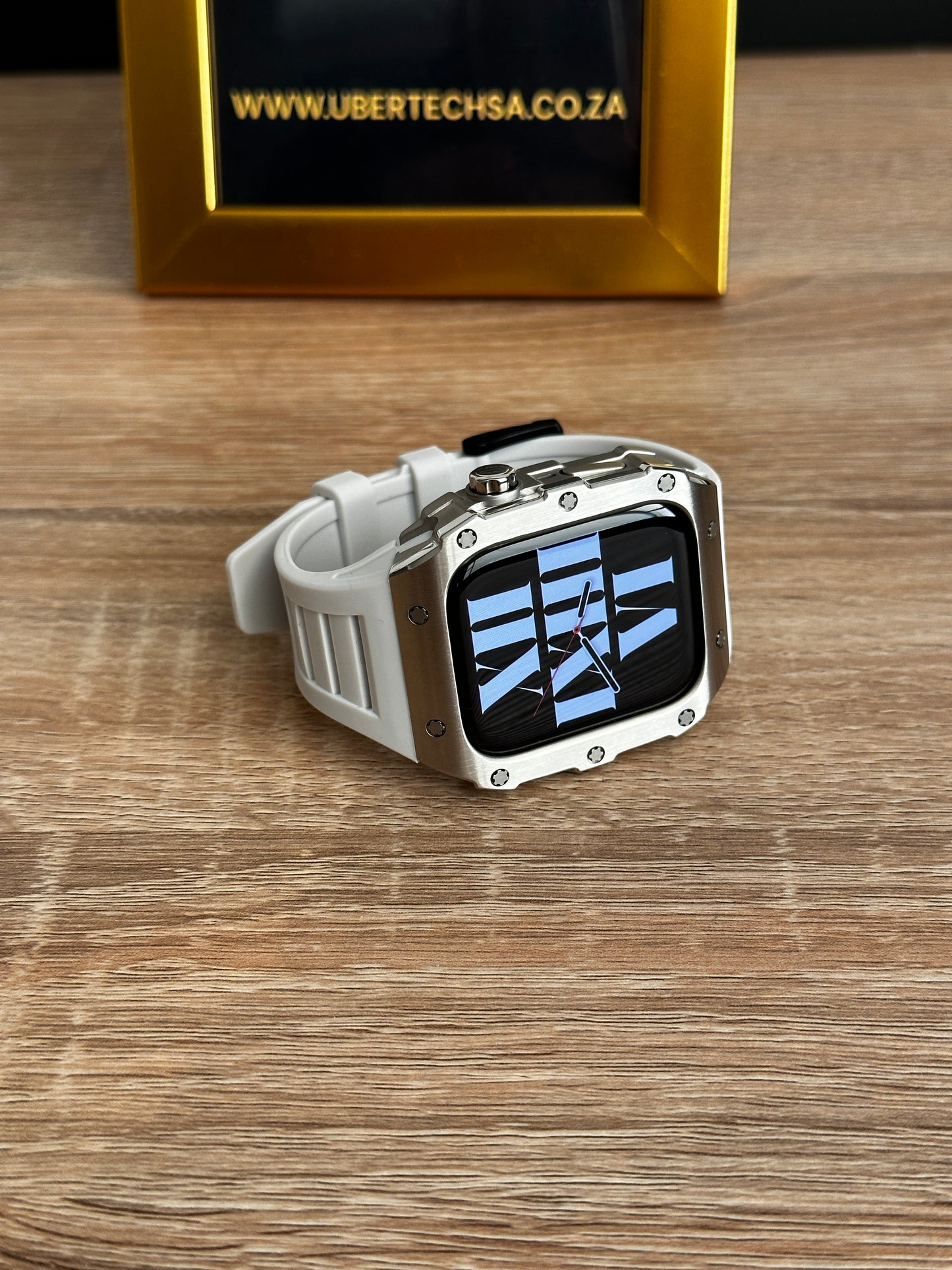 APPLE WATCH RM CASE - STEEL METAL CASE + WHITE STRAP