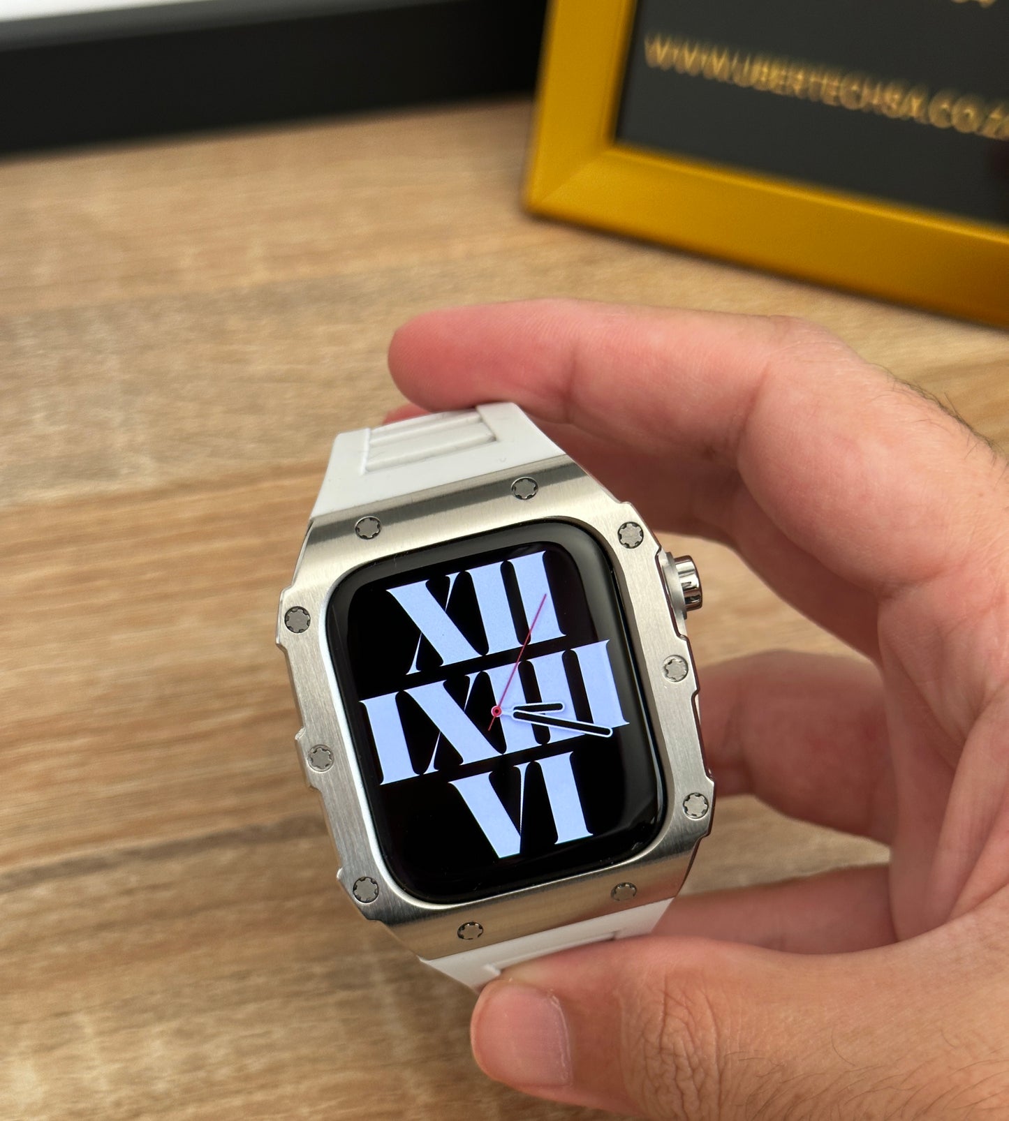 APPLE WATCH RM CASE - STEEL METAL CASE + WHITE STRAP